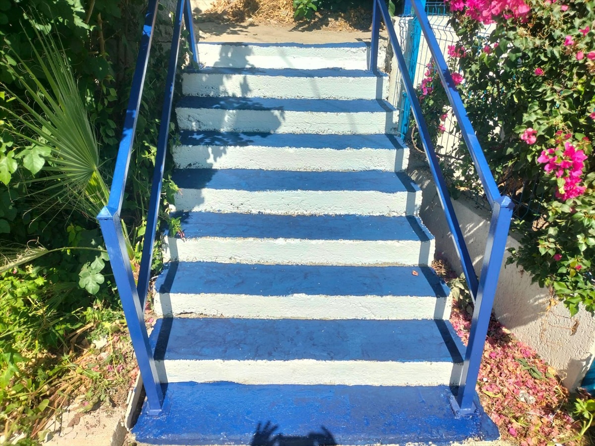 Bodrum\'da belediye ekipleri bordür ve refüjleri mavi-beyaza boyuyor