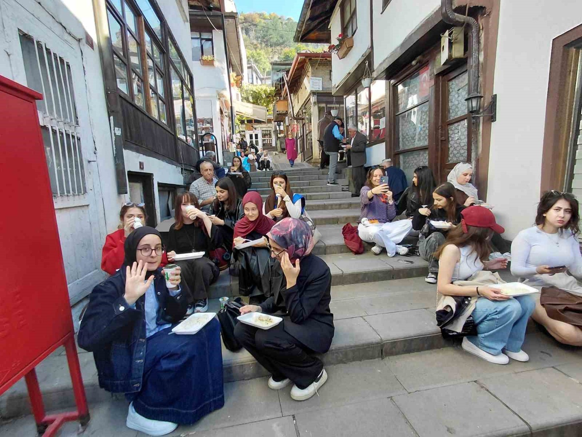 Bolu Mudurnu\'da 7 asırdır süren esnaf duasına vatandaşlar ve öğrenciler katıldı