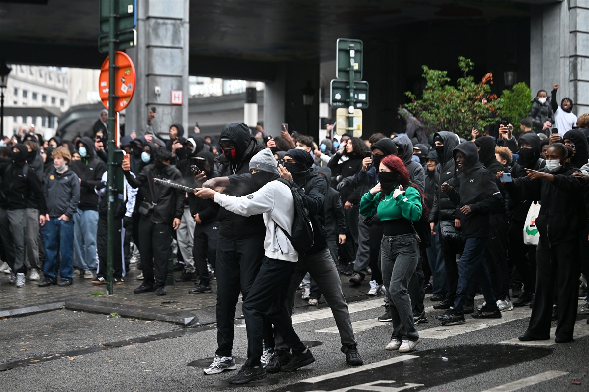 Brüksel\'de FGTB ve CSC protestolarında polis tazyikli su, göz yaşartıcı gaz kullandı