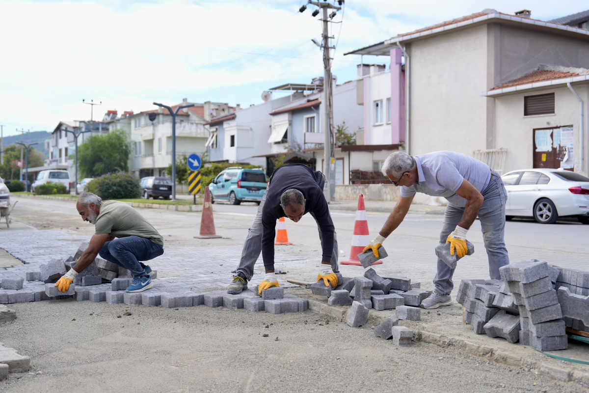 Burhaniye Belediyesi ilçe genelinde yol bakım ve parke taşı çalışmalarını sürdürüyor