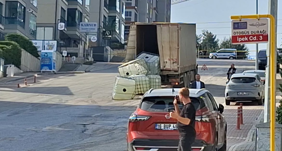 Bursa Nilüfer\'de aracın 4 varili devrildi, sülfürik asit saçılan cadde kapatıldı