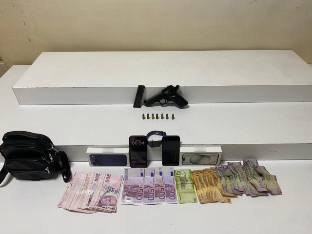 Camide servet dolu çantayı çaldı! <a class='keyword-sd' href='/polis/' title='Polis'>Polis</a> 620 dakikalık görüntüyü izleyip yakaladı
