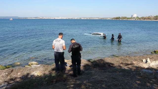 Çanakkale Kepez'de el freni unutulan otomobil denize düştü, vinçle 3 saatte çıkarıldı