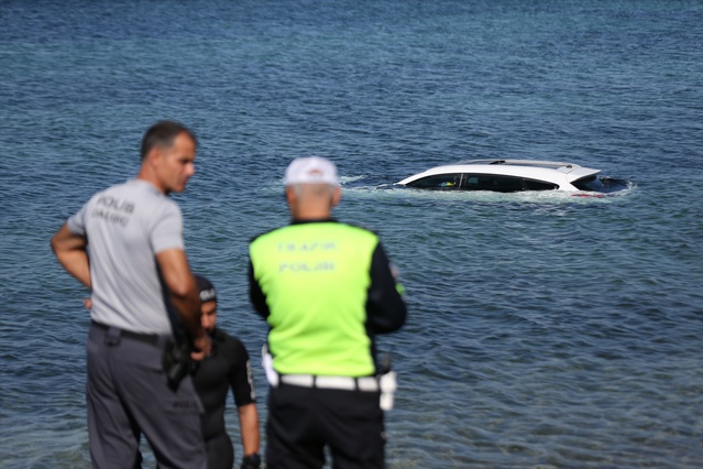 Çanakkale Kepez'de park halindeki otomobil el freni unutulunca denize düştü