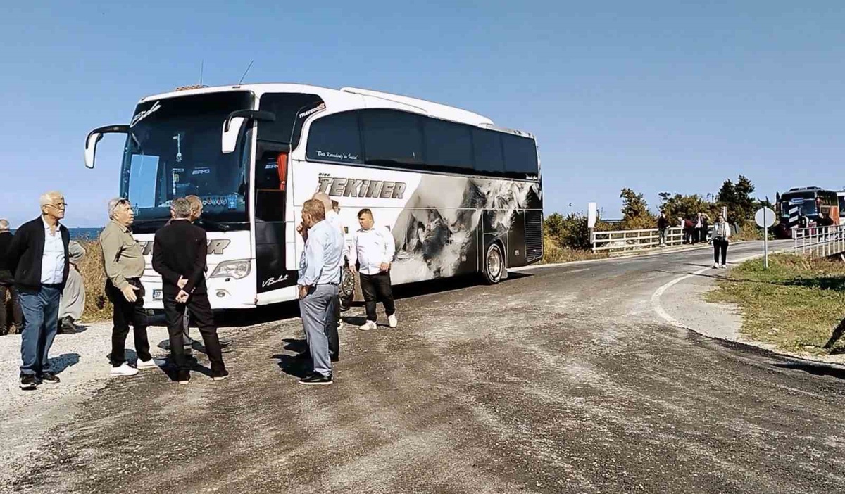 Cide\'de heyelanla kapanan yol, ulaşımı 14 aydır köy yoluna yönlendiriyor