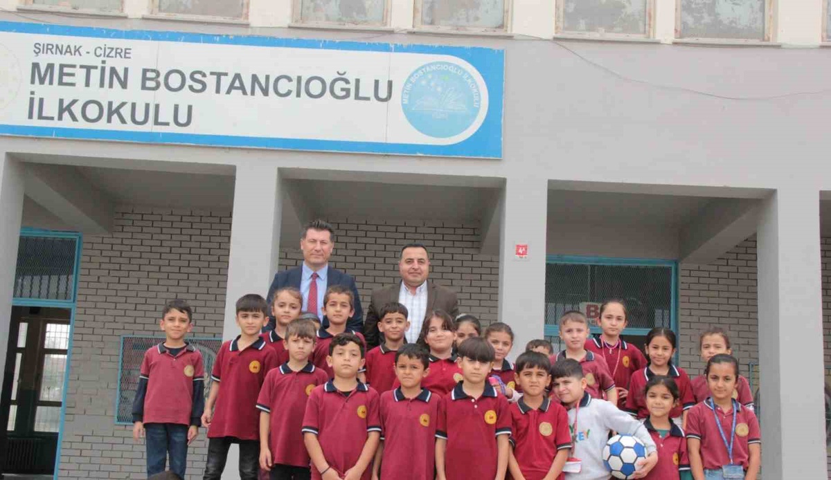 Şırnak Cizre\'de İlçe Milli Eğitim Müdürü İke, ziyarette öğrencilerle sıra paylaştı