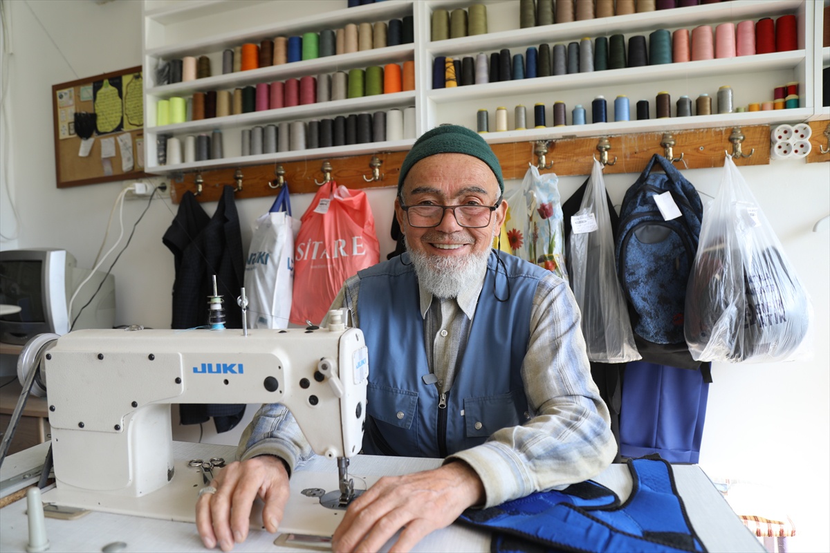 Cemil Aktaş, 15 yaşında çırak olarak girdiği terziliği Çubuk\'ta 61 yıldır sürdürüyor