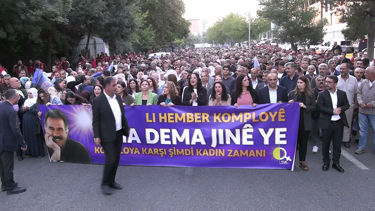 DEM Parti öncülüğünde Diyarbakır\'da Öcalan için özgürlük talebiyle yürüyüş düzenlendi
