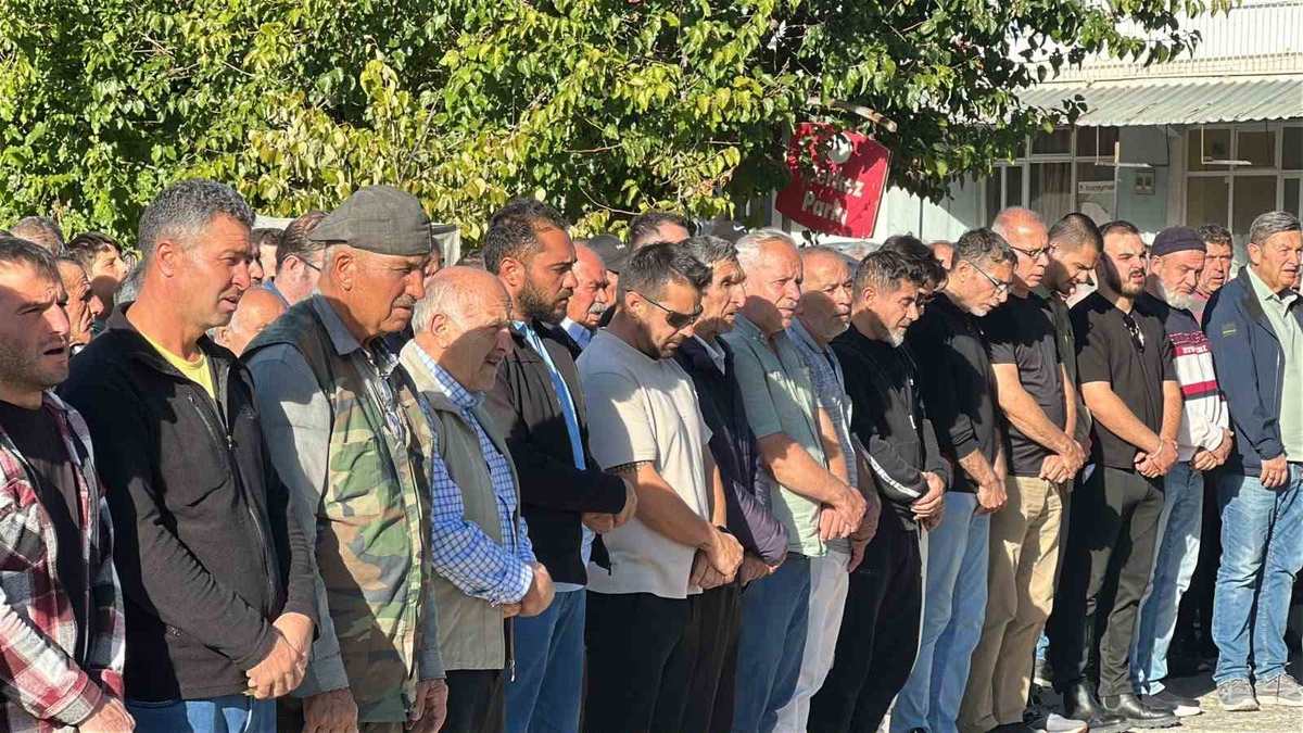 Denizli\'de pansiyonda ölen yaşlı çift, Uşak Sivaslı Tatar\'da toprağa verildi