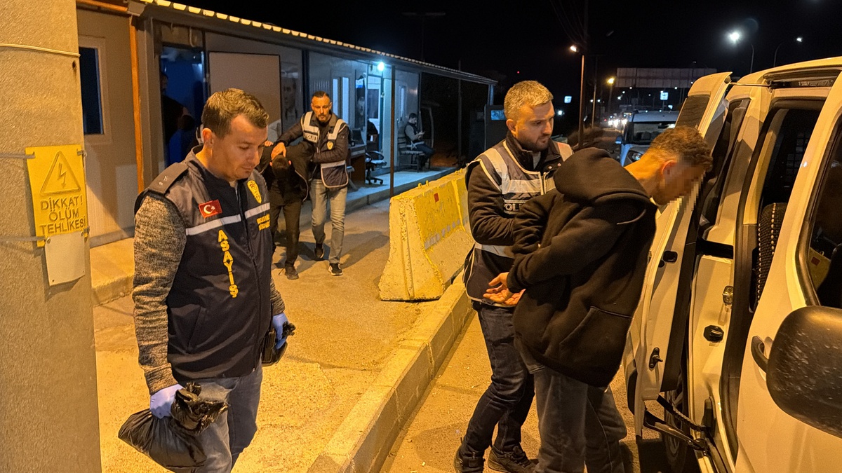 Denizli\'de polis taklidi yapan 3 şüpheli altın ve parayla Kütahya\'da yakalandı
