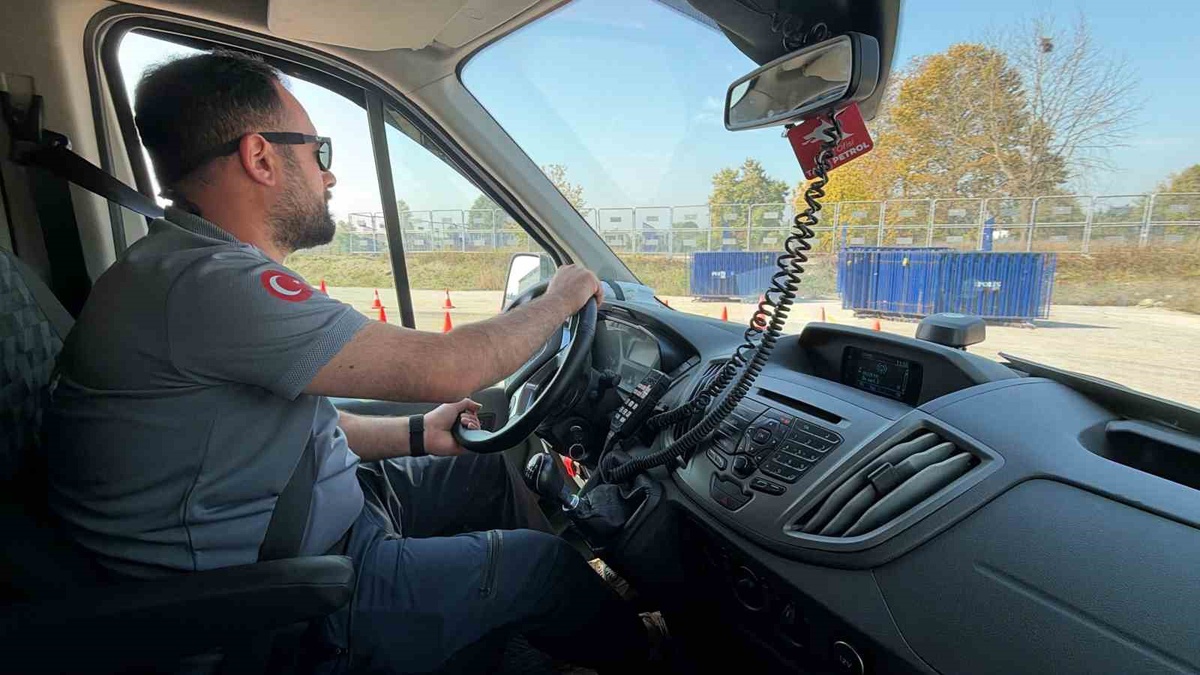 Düzce\'de ambulans sürücüleri 4 günlük sürüş güvenliği eğitiminden geçiyor