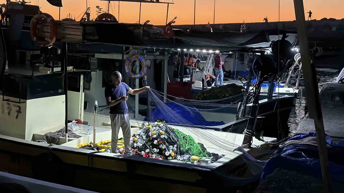 Düzce\'de balıkçı tekneleri av öncesi lamba ve ekipman kontrolünden geçiyor