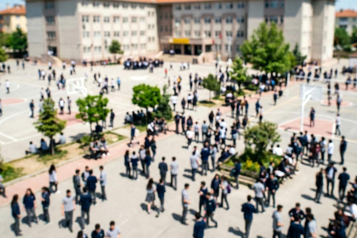 Düzce\'de okulun duvarına tehdit içerikli mesajlar yazan 17 yaşındaki çocuk gözaltına alındı