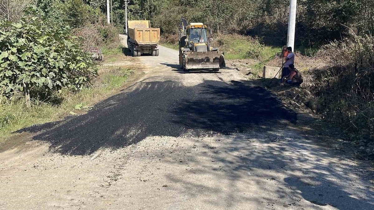 Düzce İl Özel İdaresi Akçakoca\'da Uğurlu-Hasançavuş yolunda yama çalışması yürütüyor