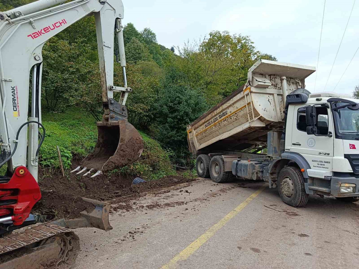 Düzce İl Özel İdaresi, Gölyaka\'da köy yolu için beton V kanal yapıyor