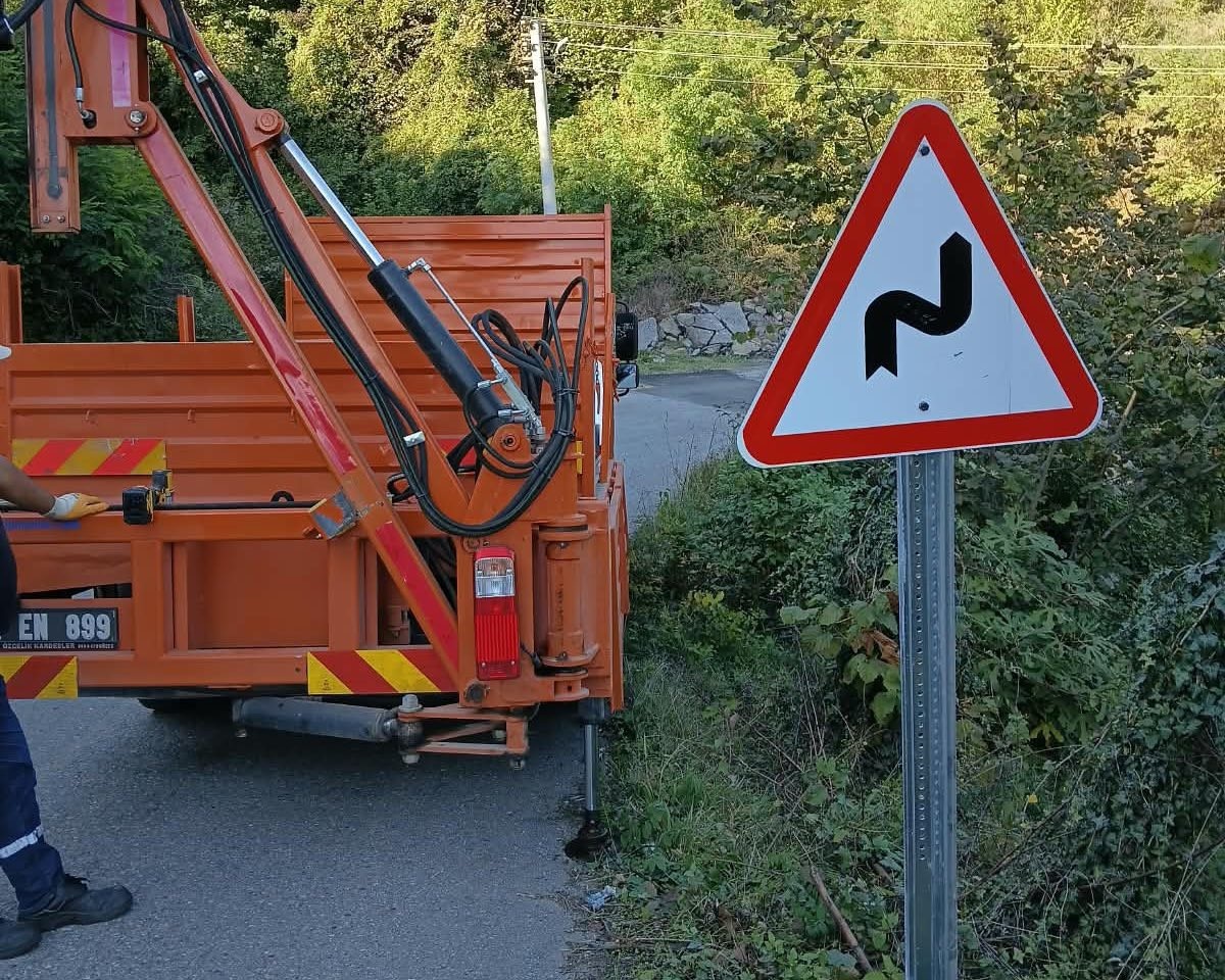 Düzce İl Özel İdaresi, Gölyaka Yeşilova\'da trafik levhalarını yerleştirdi