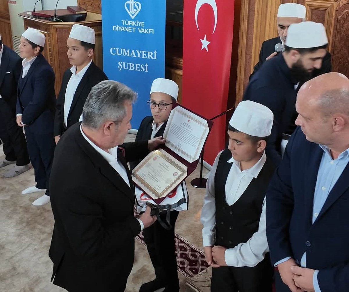 Düzce\'nin Cumayeri ilçesinde hafızlığını tamamlayan 12 öğrenciye belgeleri verildi