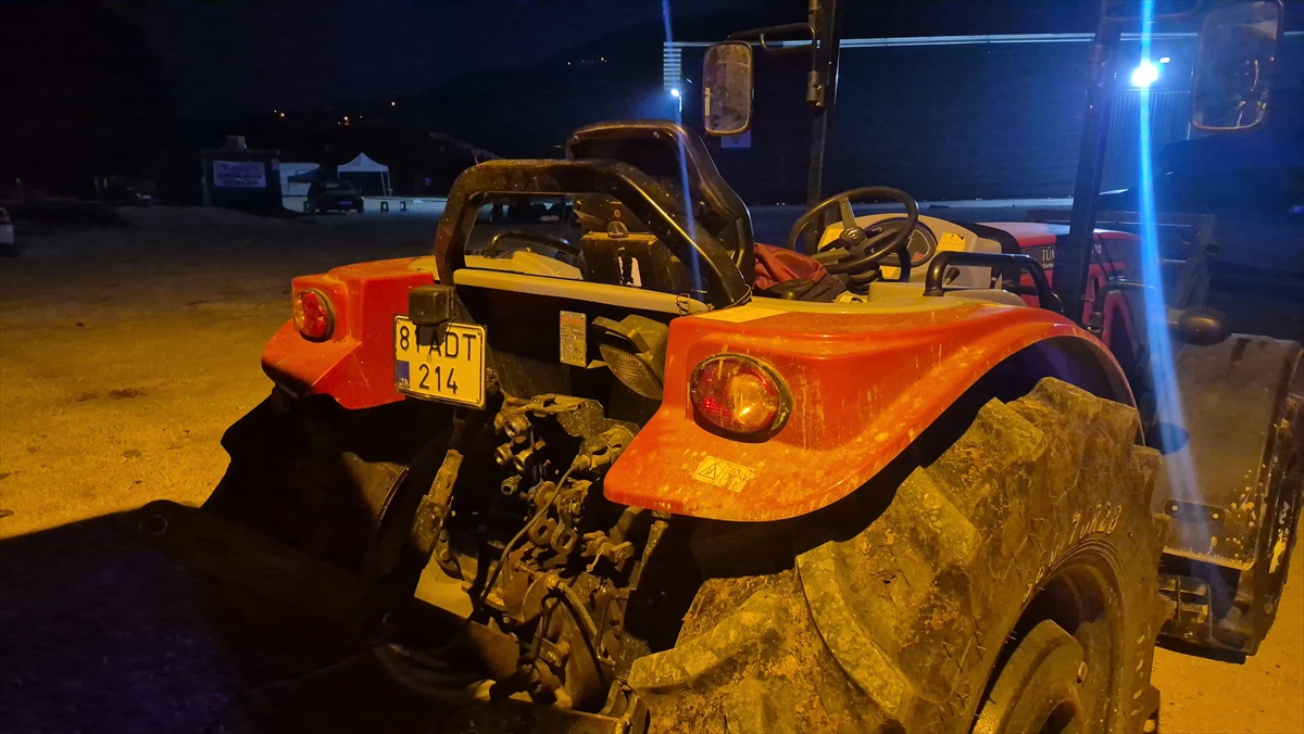 Düzce Yığılca\'da otomobil traktörle çarpıştı, kazada 5 kişi yaralandı