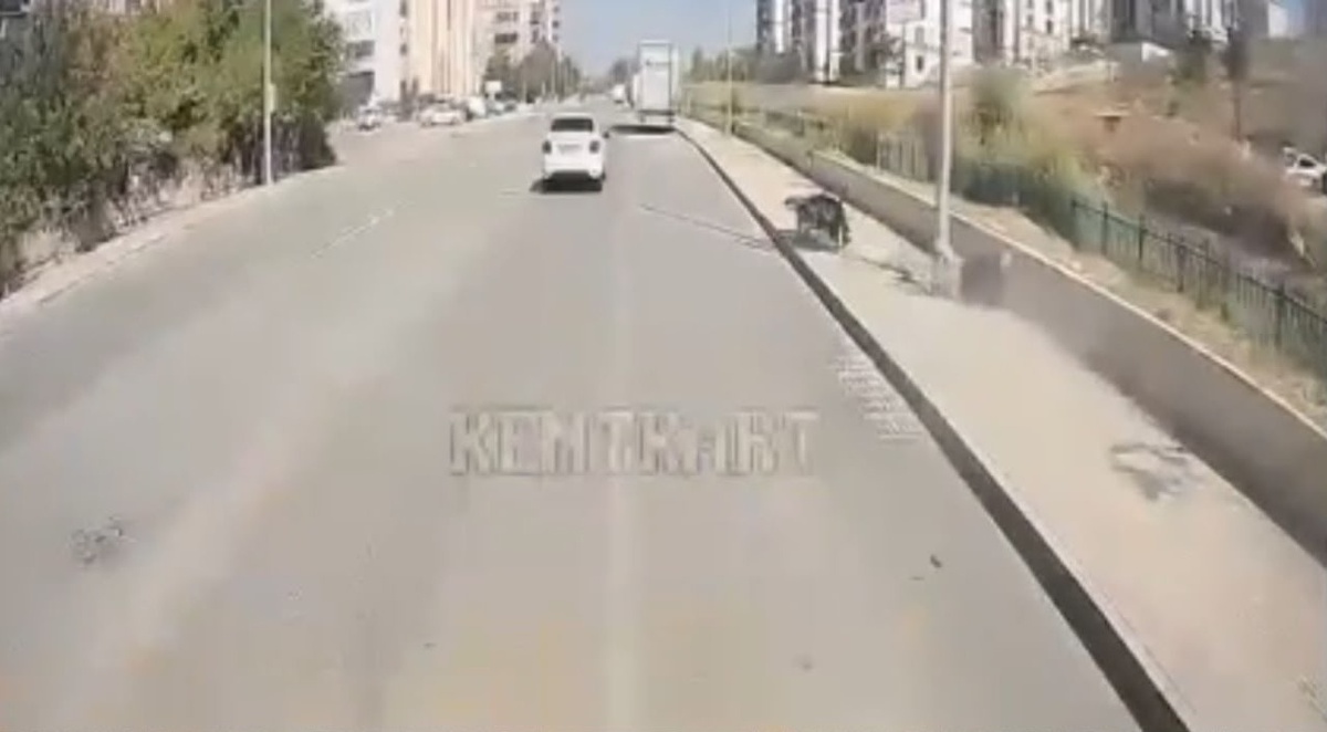 Edirne\'de motosiklet kaldırıma çarptı, sürücü yaralandı, kaza anı kameraya yansıdı