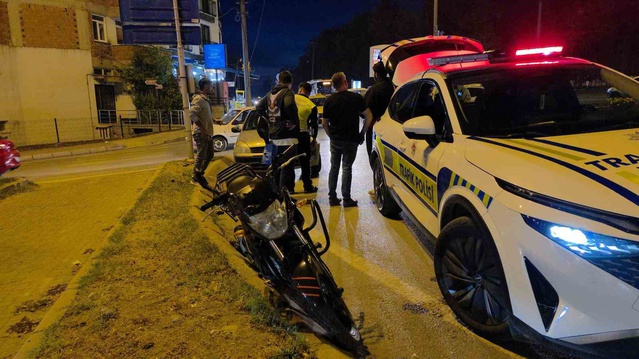 Edirne'de polisten kaçan motosikletin otomobile çarpması trafiği 45 dakika aksattı