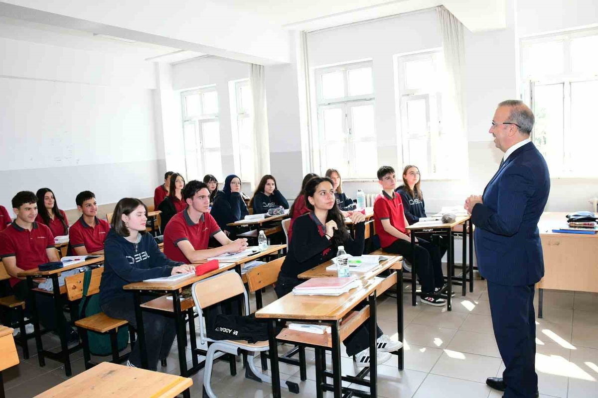 Eskişehir İl Milli Eğitim Müdürü Aydın, Cemal Mümtaz Lisesinde öğrencilerle buluştu