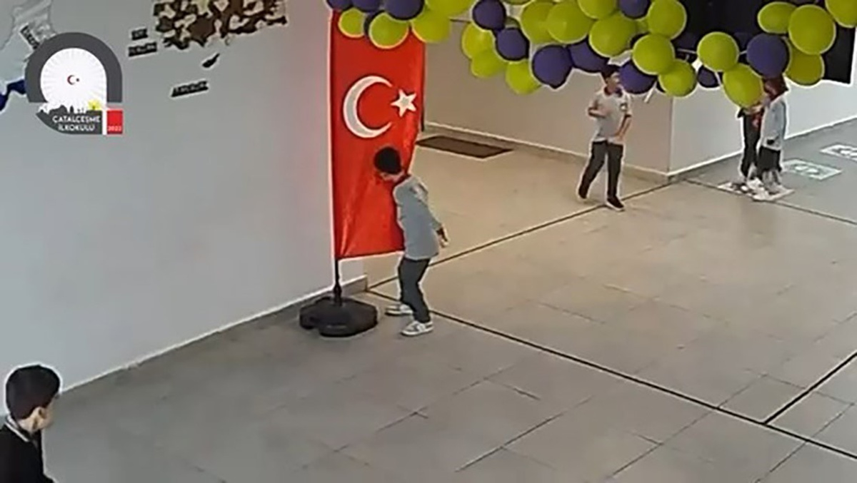 Elazığ\'da 2. sınıf öğrencisi koridorda Türk bayrağını öpüp alnına koydu
