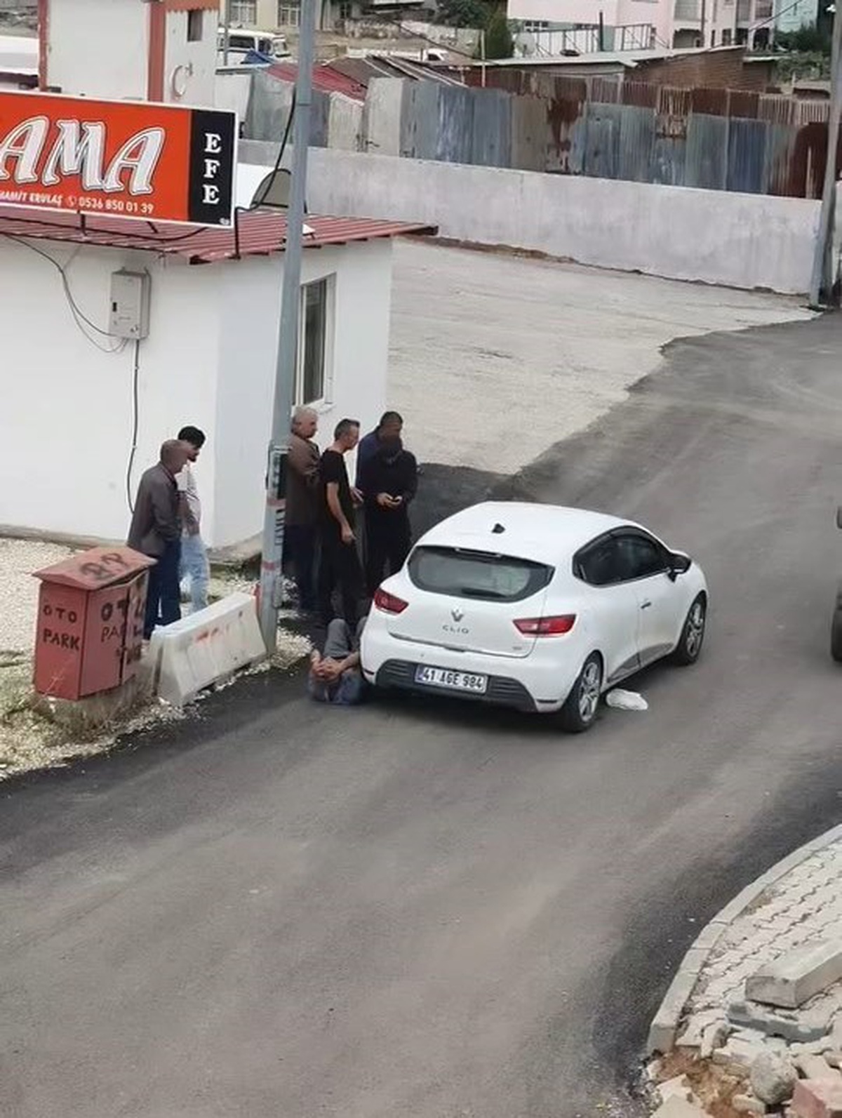 Elazığ\'da otomobilin çarptığı yaya yaralandı, sağlık ekiplerince hastaneye kaldırıldı