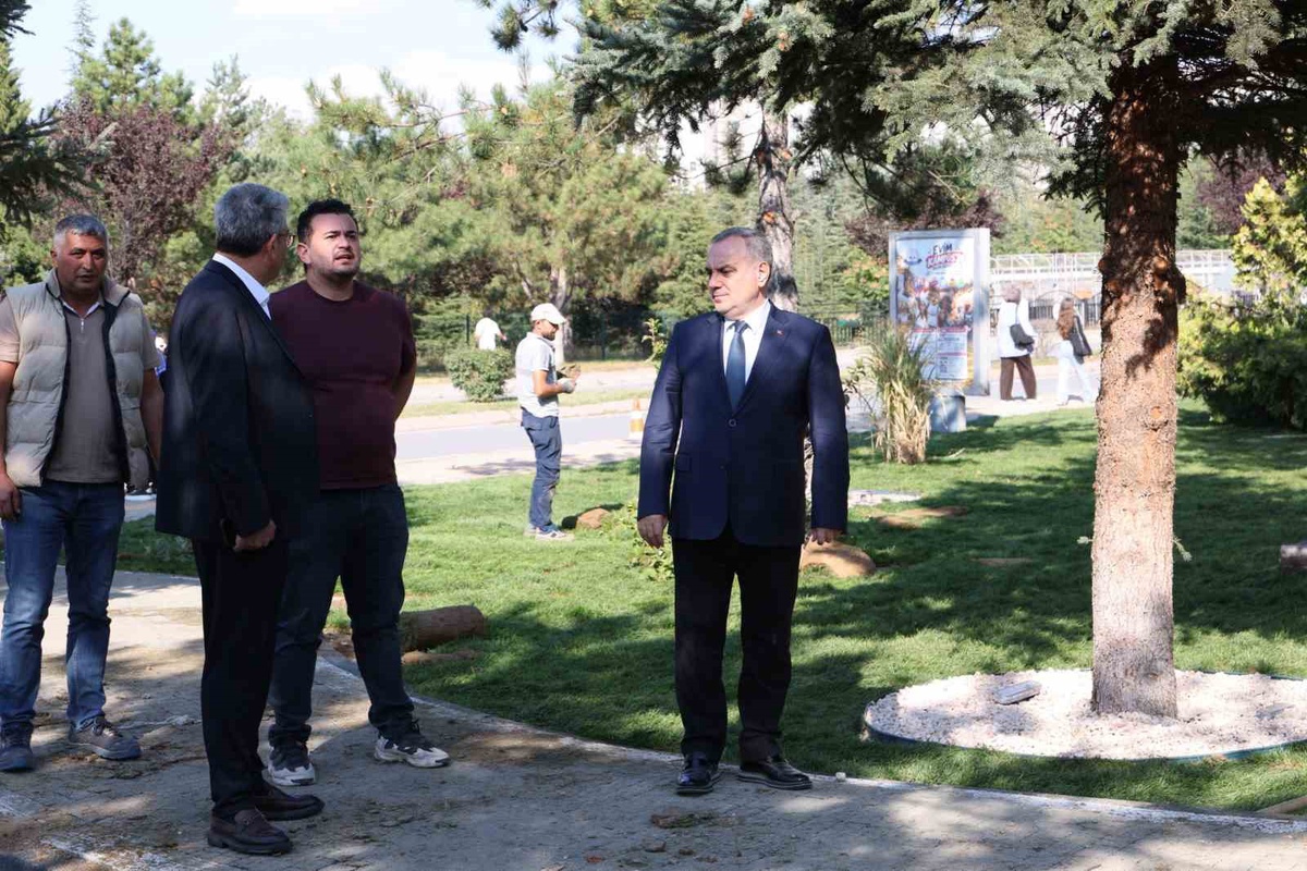 ERÜ Rektörü Altun, Melikgazi Belediyesi\'nin yapımı süren parkını inceledi
