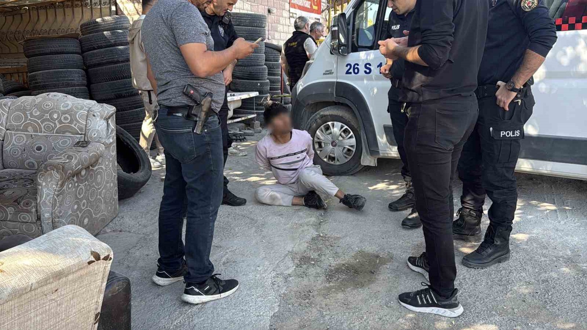Eskişehir\'de polisten kaçan 16 yaşındaki şüpheli kovalamacayla yakalandı