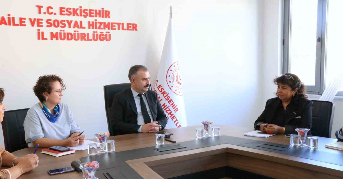 Eskişehir\'de kadın konukevleri ve ŞÖNİM yöneticileri Orhan Bayrak başkanlığında toplandı