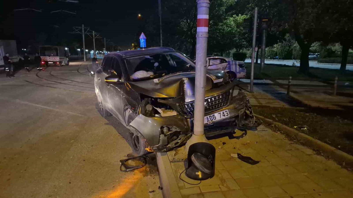Eskişehir Tepebaşı\'nda iki otomobil çarpıştı, 3 yaralıdan ambulansa binmeyen ikna edildi