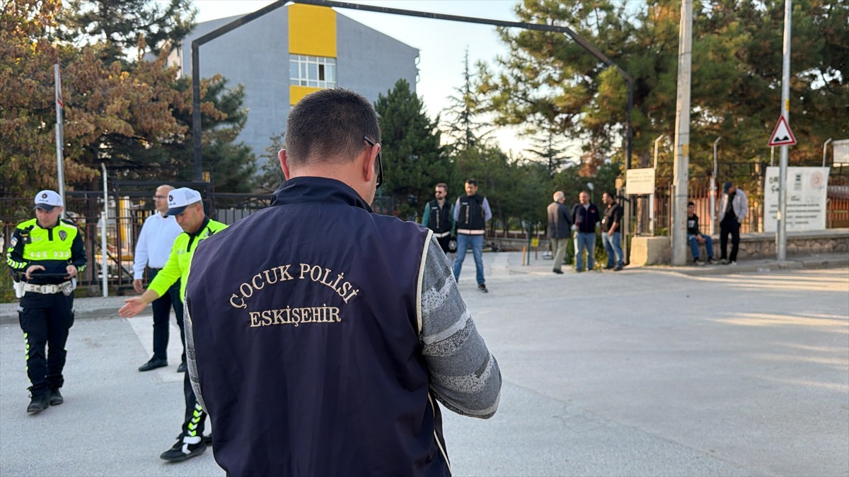 Eskişehir polisi okul çevrelerinde 342 kişinin kimliğini sorguladı
