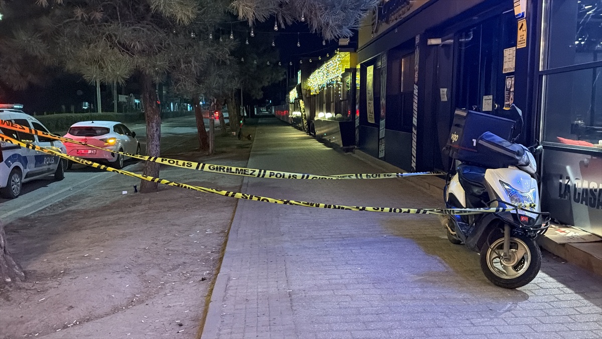 Eskişehir Tepebaşı\'nda tartıştığı kişiyi bıçakla yaralayan 2 şüpheli kaçtı