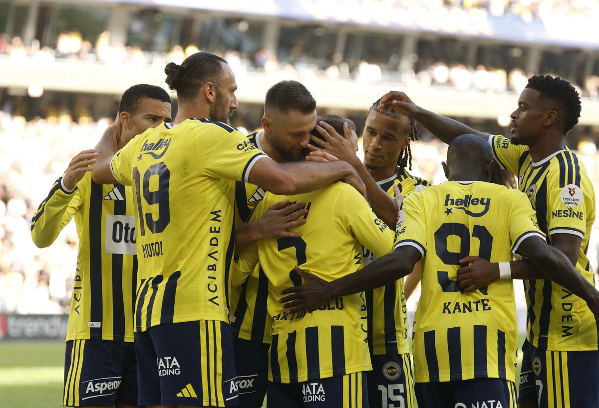 Fenerbahçe, Süper Lig\'de 49. kez karşılaşacağı Çaykur Rizespor\'a yarın konuk olacak