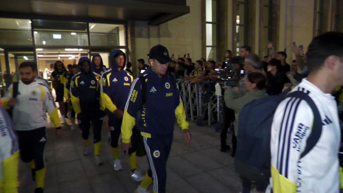 Fenerbahçe, Rizespor maçı için Rize\'ye gelip taraftarların tezahüratıyla karşılandı