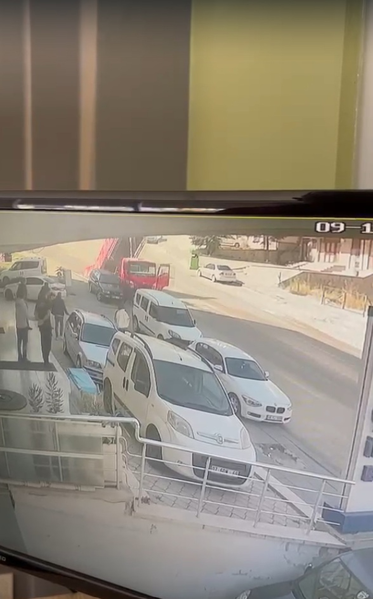 Kum boşaltan kamyonetin 3 araç ve 2 direğe çarptığı anın kamera görüntüsü çıktı