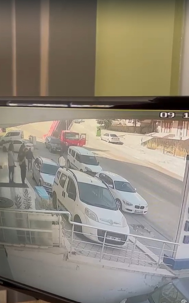 Kum boşaltan kamyonetin 3 araç ve 2 direğe çarptığı anın kamera görüntüsü çıktı