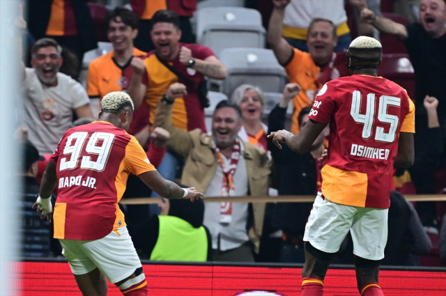 Galatasaray, 10 kişi kaldığı maçta son anlarda attığı gollerle güldü