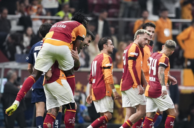 Galatasaray, 10 kişi kaldığı maçta son anlarda attığı gollerle güldü