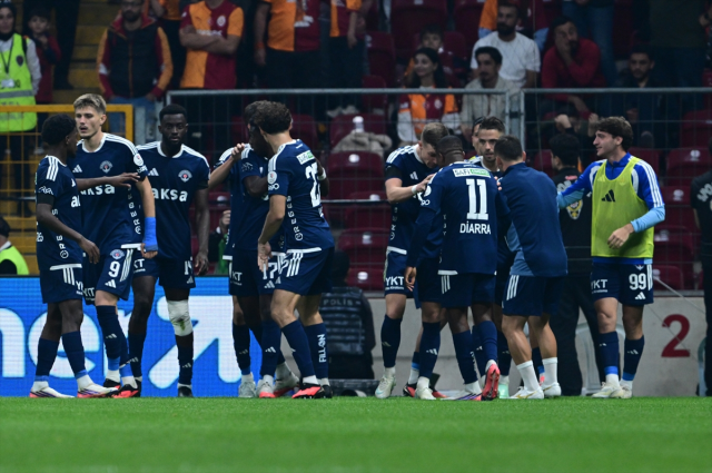 Galatasaray, 10 kişi kaldığı maçta son anlarda attığı gollerle güldü