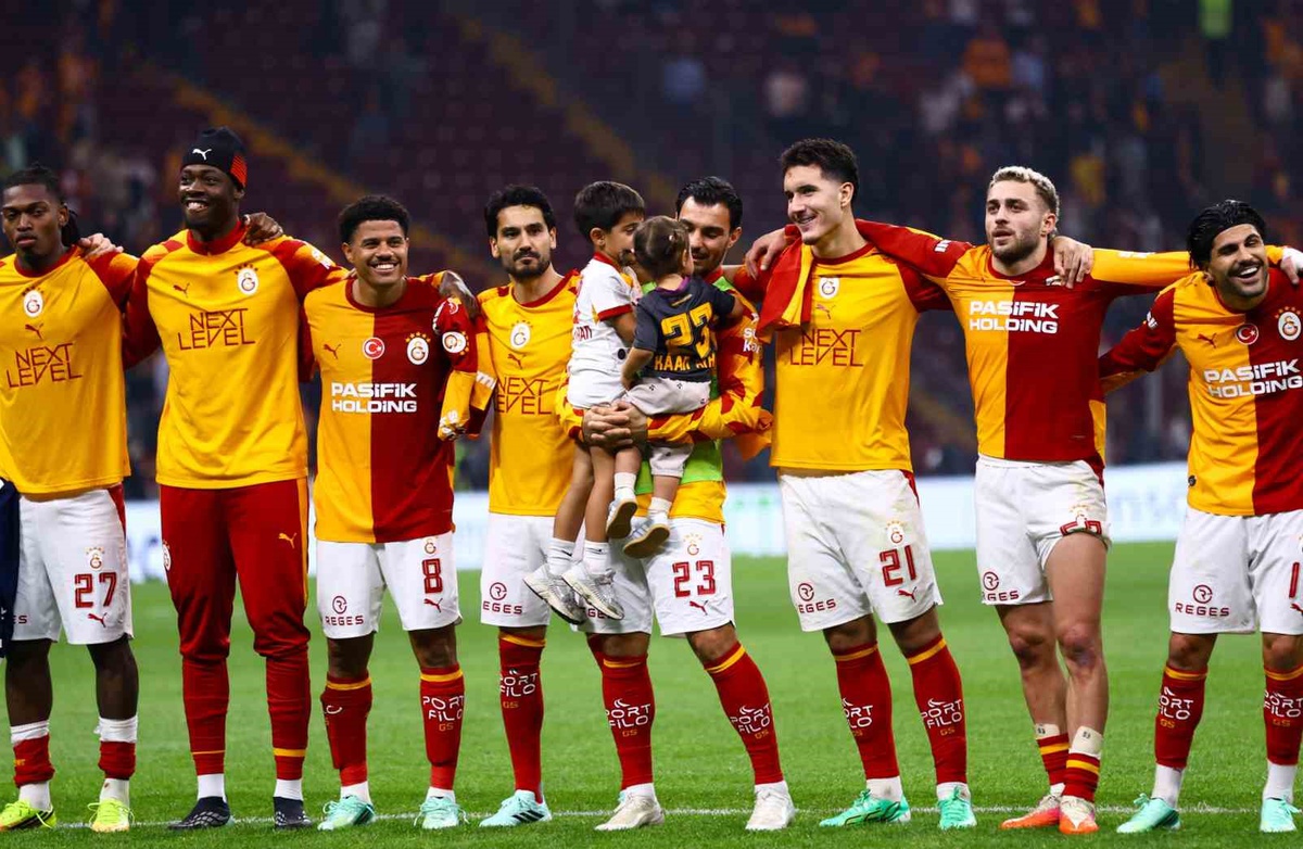 Galatasaray, Kasımpaşa\'yı 3-1 yenip maç fazlasıyla liderlik koltuğuna oturdu.