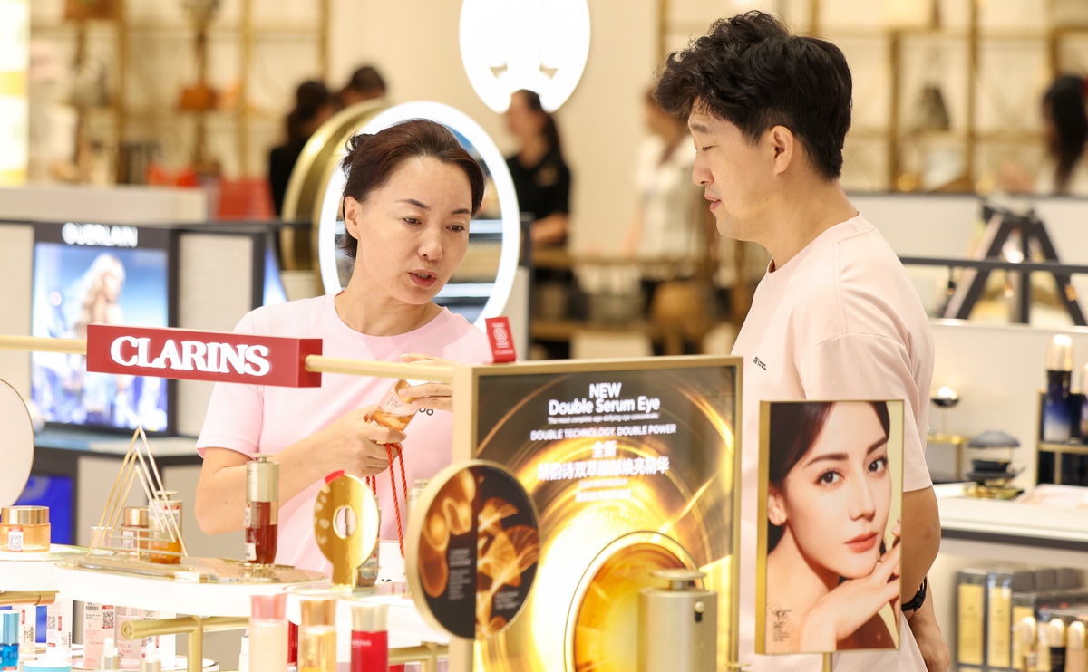 Hainan\'da Ulusal Gün\'de 123 bin kişi 855 milyon yuanlık gümrüksüz alışveriş yaptı