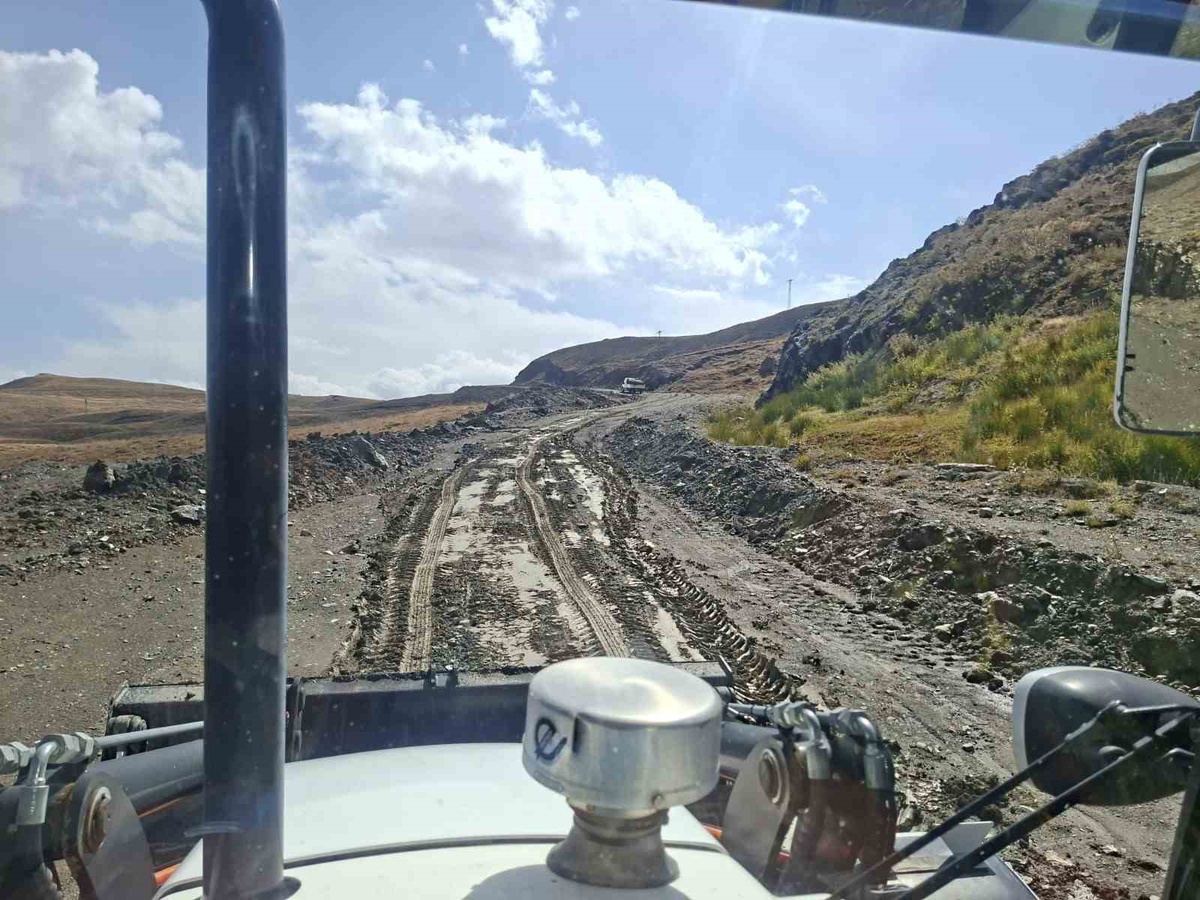 Hakkari\'de Berçelan yolunda çamura saplanan kamyonetteki 5 kişi kurtarıldı