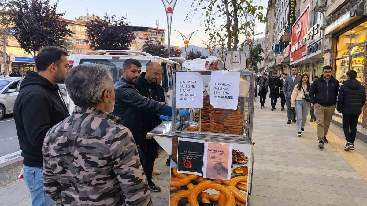 Hakkari\'de salavat getirene ücretsiz halka tatlı