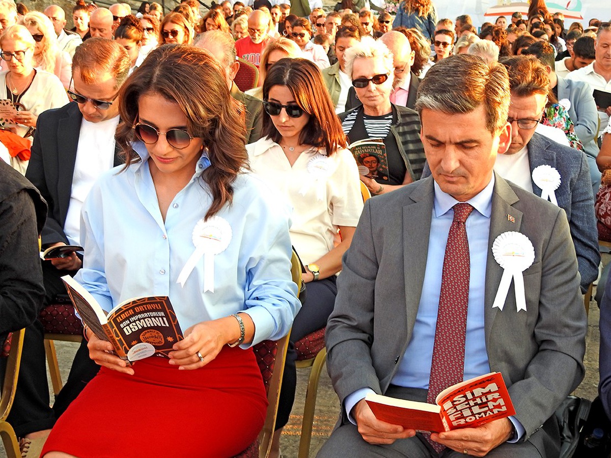 Hayatın Anlamı Kitap projesinin 5. sezonu Çeşme Kalesi\'nde törenle başladı