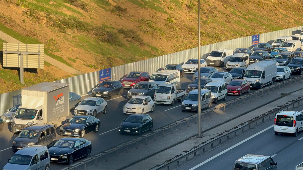 İstanbul trafiği akşam saatlerinde yüzde 80\'e ulaştı
