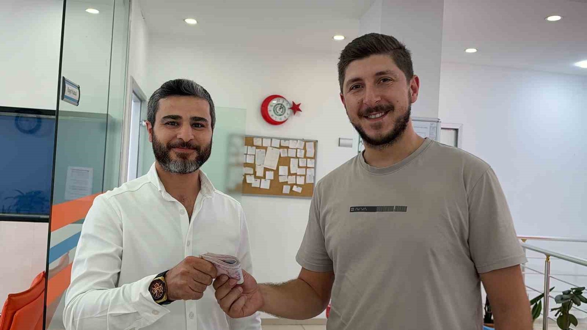 Taksici, sürücü kurslarını arayarak ulaştığı müşterisine 9 bin 900 lirayı iade etti