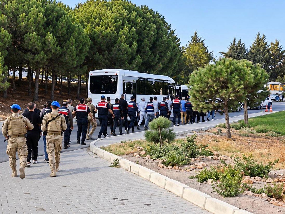 İzmir\'de Çeşme Belediyesine yönelik operasyonda 12 şüpheli savcılığa sevk edildi