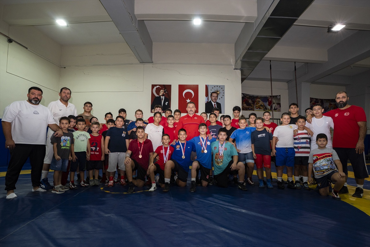 İzmir\'deki güreş merkezinde 5 gün eğitim alan 3 minik pehlivan Türkiye şampiyonu oldu