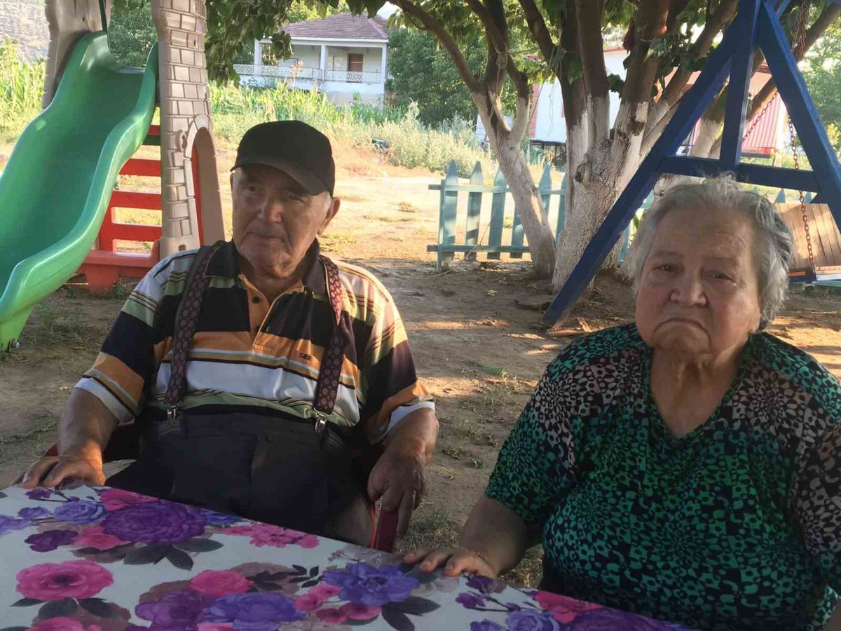 İzmir Tire\'de 87 yaşındaki adam, 2 ay ayrı kaldığı eşine sarılmak için ayağa kalktı
